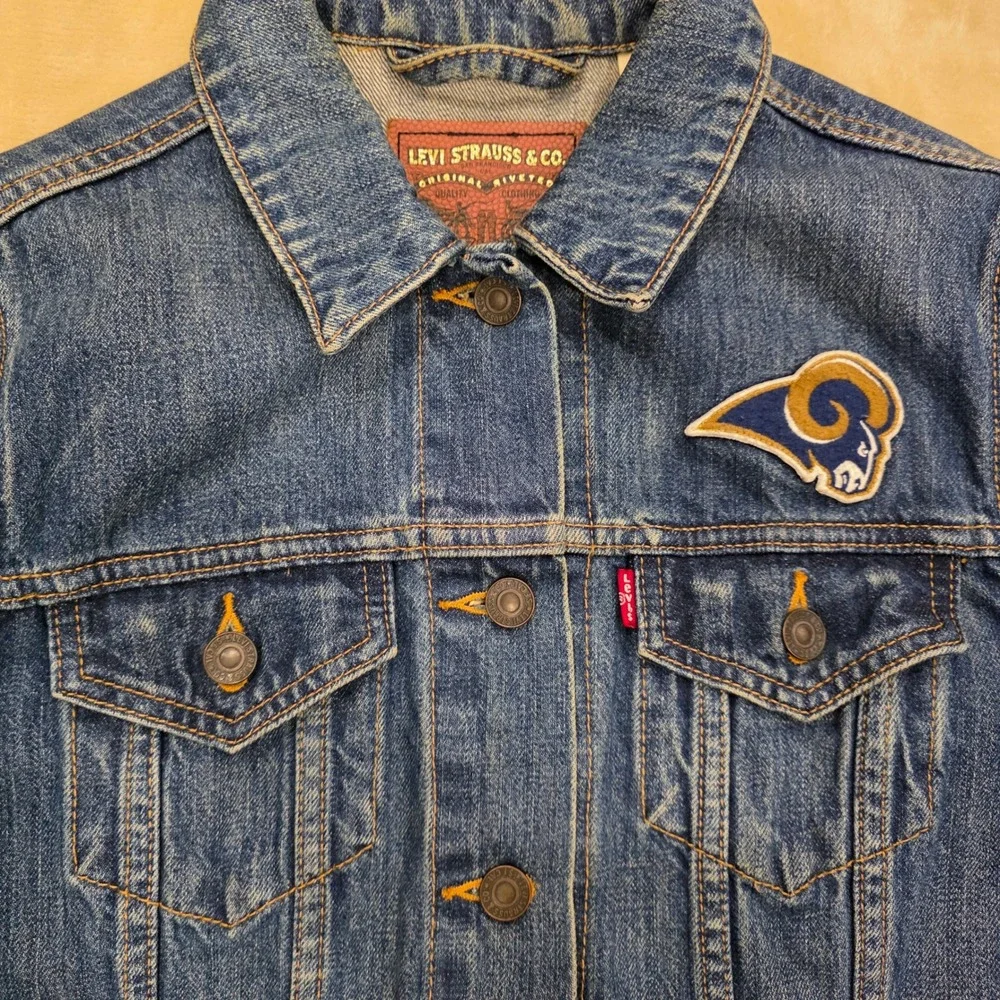 Levi's x NFL 2016 Los Angeles Rams Denim Trucker Jacket Men's Size M Embroidered